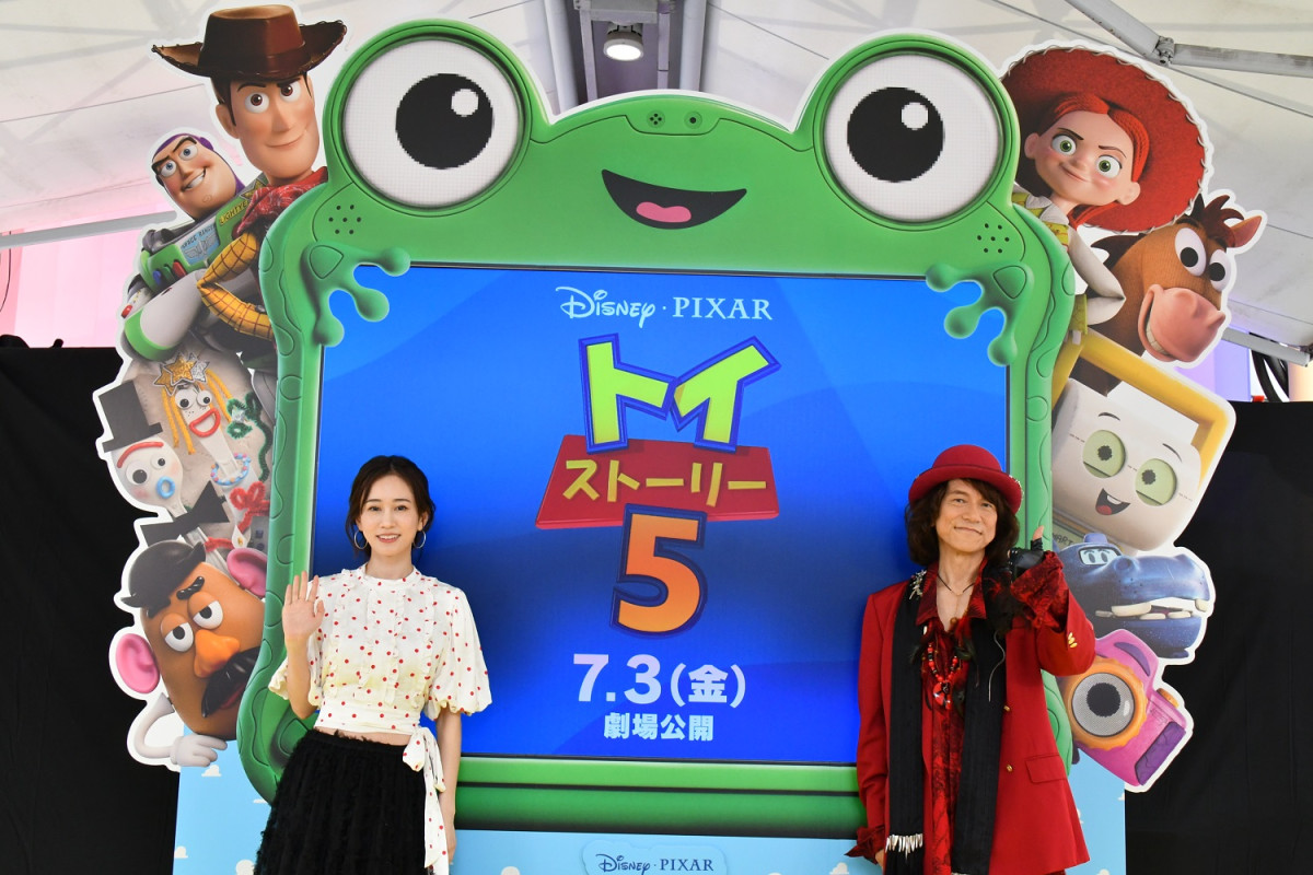 ダイアモンド☆ユカイ、「君はともだち」を渋谷で熱唱！　前田敦子が喜び爆発