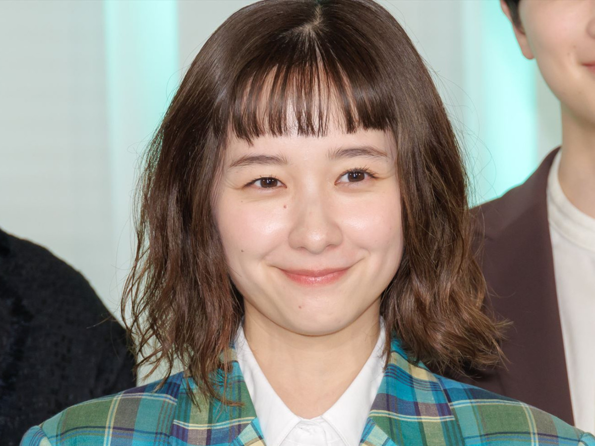 黒髪→金髪で印象激変！　美女たちのイメチェンショットに「唯一無二」「変貌すご～」