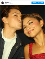 トム・ホランドからキスされるゼンデイヤ　※「ゼンデイヤ」Instagram