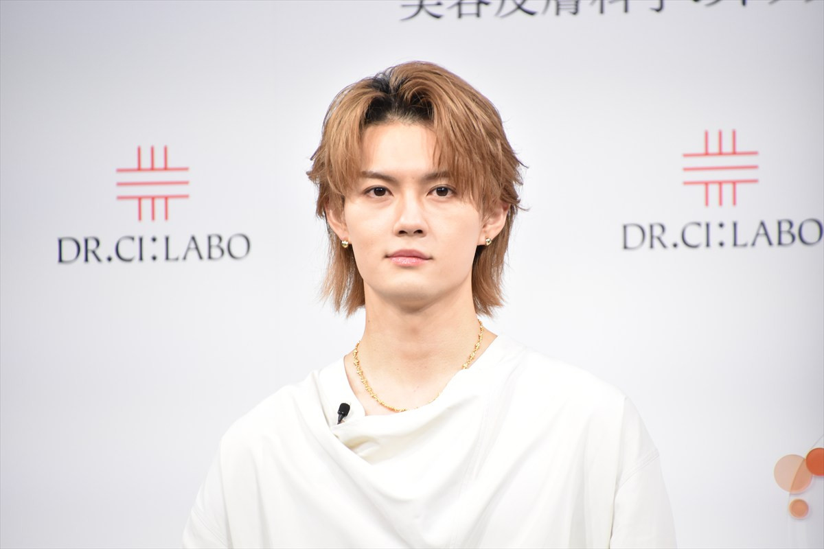 M！LK佐野勇斗、“サービスタイム”に報道陣のシャッター止まらず　新CMは「めちゃビジュいいじゃん」