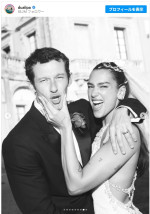 新婚のデュア・リパ、ウェディングドレス姿を披露！　※「デュア・リパ」Instagram
