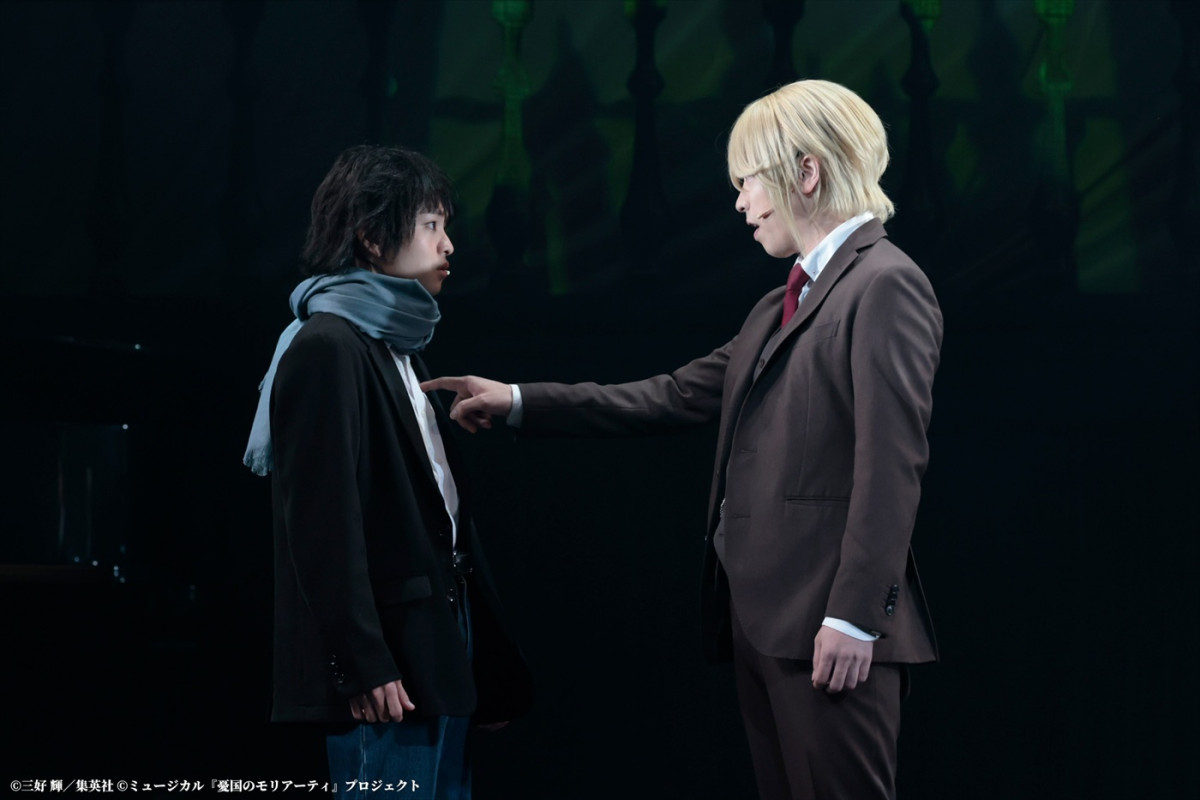 『モリミュ』緋色の研究 Reprise開幕！　鈴木勝吾、平野良らのコメント＆舞台写真到着