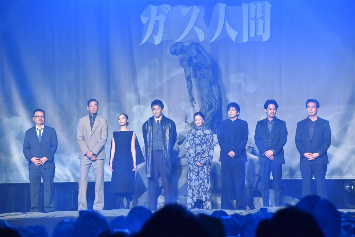 『ガス人間』小栗旬ら豪華キャスト集結！　広瀬すず＆林遣都の“兄妹距離感”にほっこり