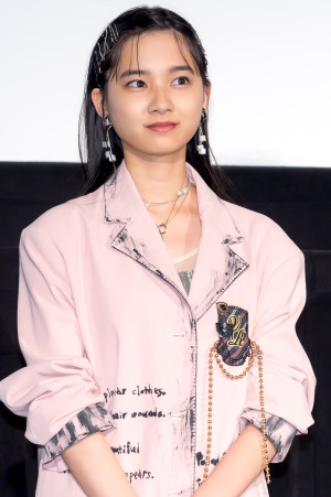 映画『四月の余白』完成披露舞台あいさつに登壇した山崎七海
