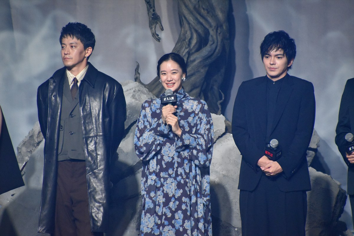 『ガス人間』小栗旬ら豪華キャスト集結！　広瀬すず＆林遣都の“兄妹距離感”にほっこり
