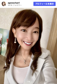 アグネス・チャン、美脚際立つ上品スーツ姿を披露　※「アグネス・チャン」Instagram