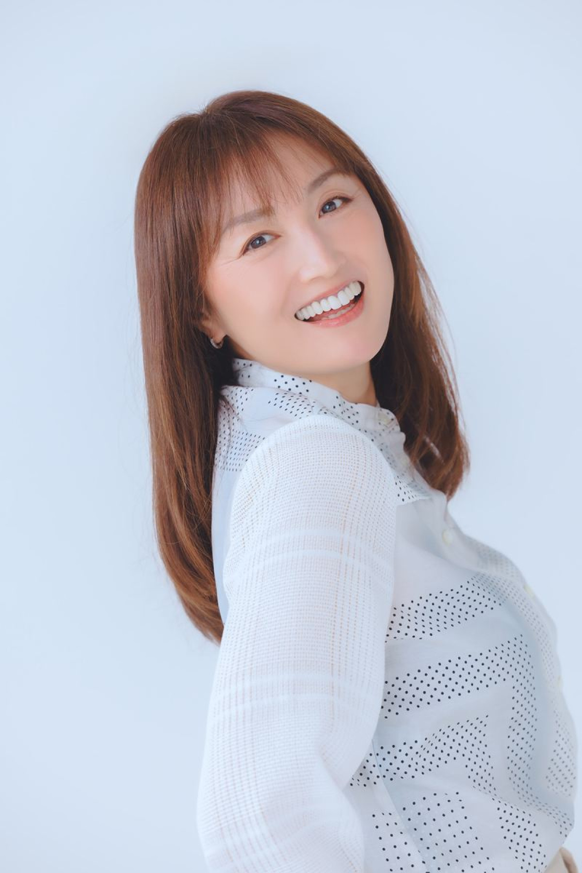 井上晴美51歳、“可愛いアイドル”に憧れも“グラビア路線”に――芸能生活35年を赤裸々に語る　27年ぶりに写真集発売