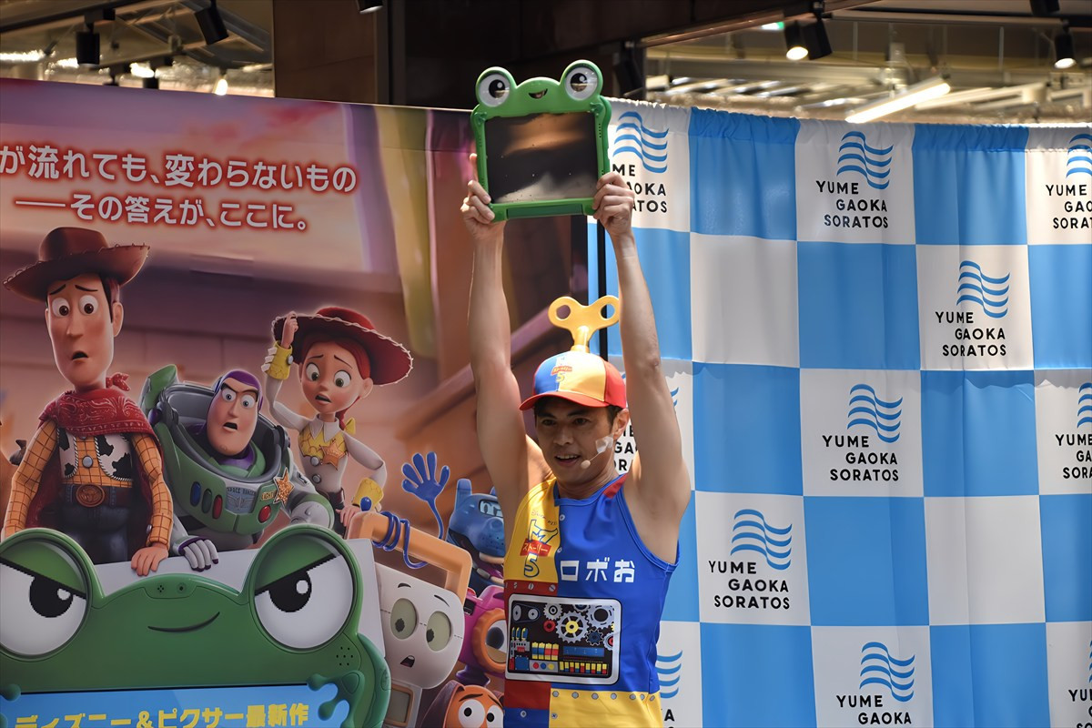 小島よしお改め"小島ロボお"、子どもたちと『トイ・ストーリー5』大ヒットをお祝い　「5回見れば見つかる？」カメオ出演もアピール