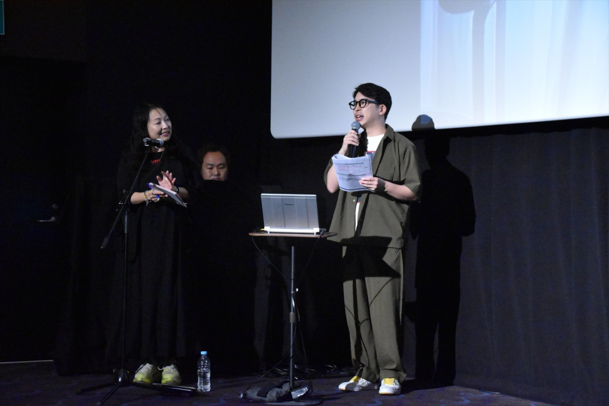 『オブセッション 災愛』主演マイケル・ジョンストン「こんなに笑える作品になるとは」　舞台あいさつにリモート登壇