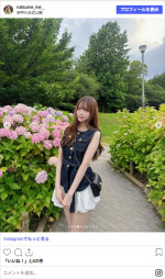 夏目一花、美脚あらわのミニスカ姿　※「夏目一花」Instagram
