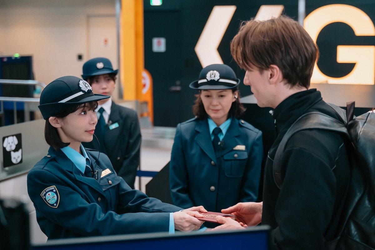 『大空港～GATE24～』初回 趣里、謎のクセ強税関職員役に反響「右京さんのDNA」「変人役ハマる」