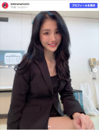 小寺真理、訳ありそうな美人秘書ショットがかわいい！　※「小寺真理」Instagram