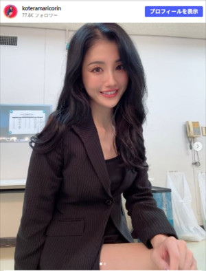 小寺真理、訳ありそうな美人秘書ショットがかわいい！　※「小寺真理」Instagram