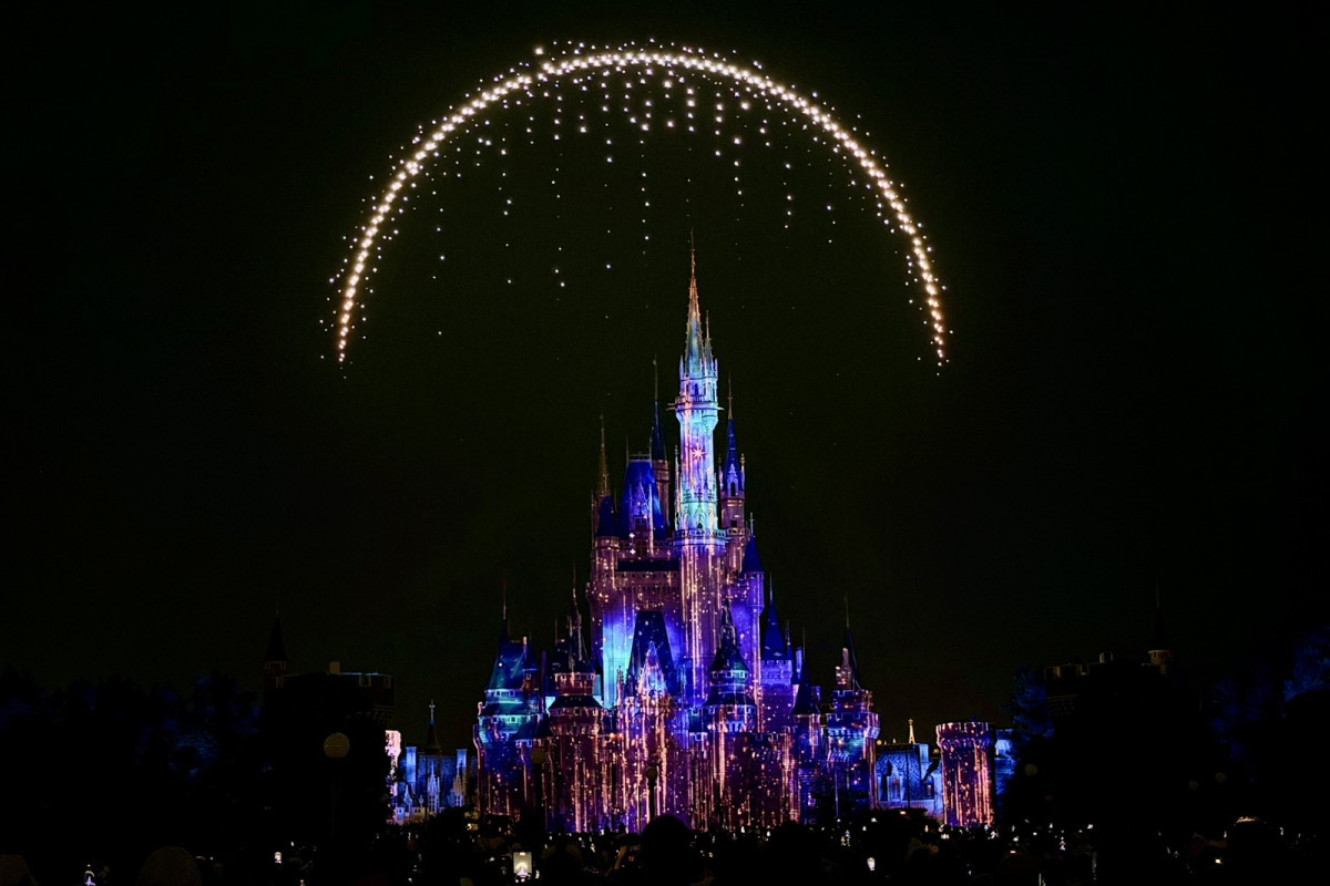 東京ディズニーランド初のドローン 粋な演出がSNSで話題「最高すぎ」「見たかった景色」