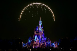 東京ディズニーランド初のドローン　粋な演出がSNSで話題「最高すぎ」「見たかった景色」