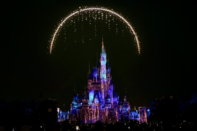 東京ディズニーランド初のドローン　粋な演出がSNSで話題「最高すぎ」「見たかった景色」