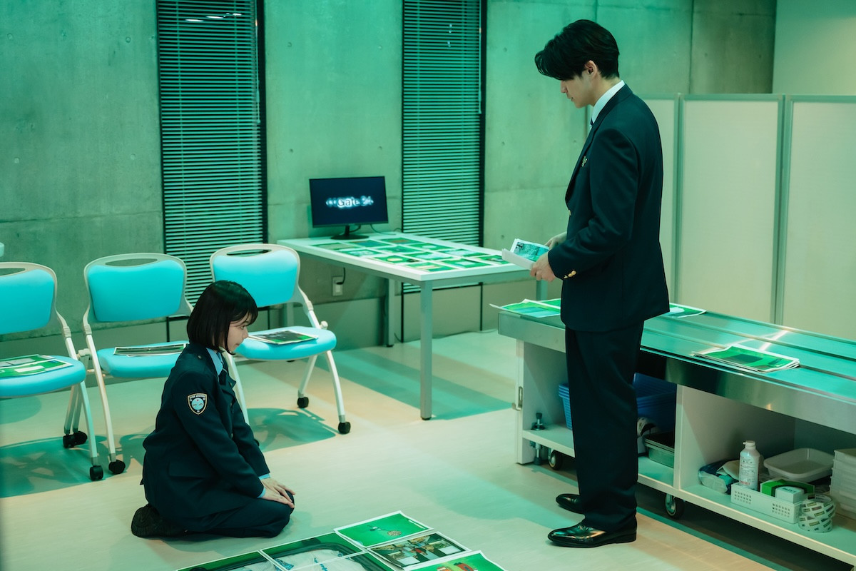 『大空港～GATE24～』初回 趣里、謎のクセ強税関職員役に反響「右京さんのDNA」「変人役ハマる」
