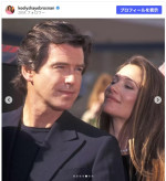 元007ピアース・ブロスナン、妻が素敵ショットで結婚25周年をお祝い　※「キーリー・シェイ・ブロスナン」Instagram
