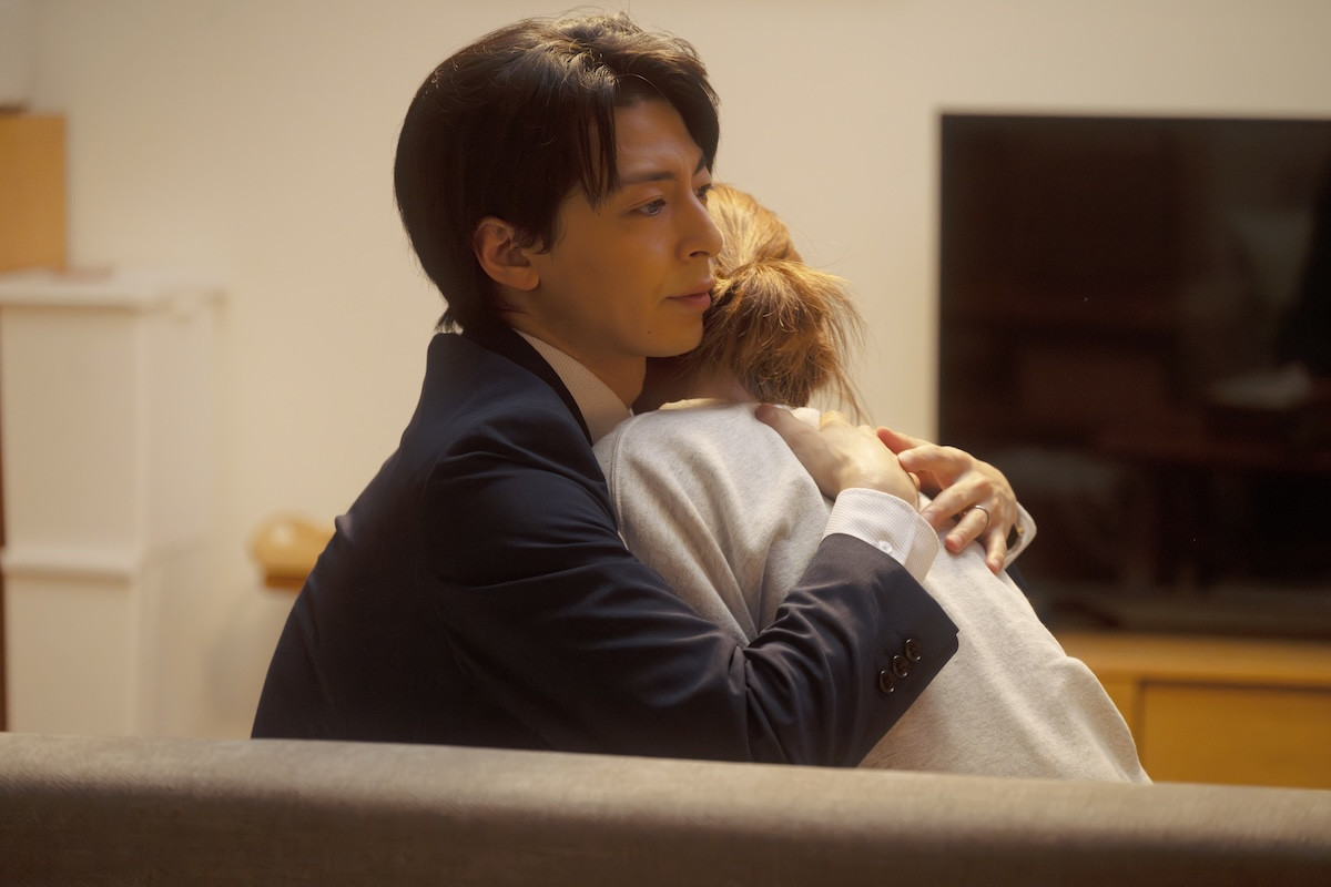 悲痛な表情で抱き合う川口春奈＆高杉真宙『ママがもうこの世界にいなくても』場面写真解禁