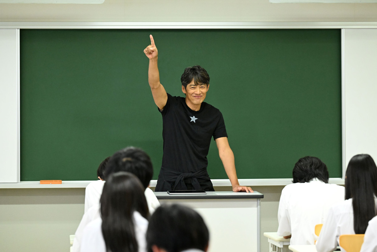『GTO』第4話 “鬼塚”反町隆史、女子生徒からの急接近でピンチに追い込まれる