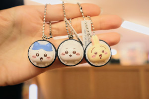 『ちいかわ』×「くら寿司」コラボを発売前にチェック！　寿司姿チャームは後ろ姿まで超かわいい＜実物レポ＞