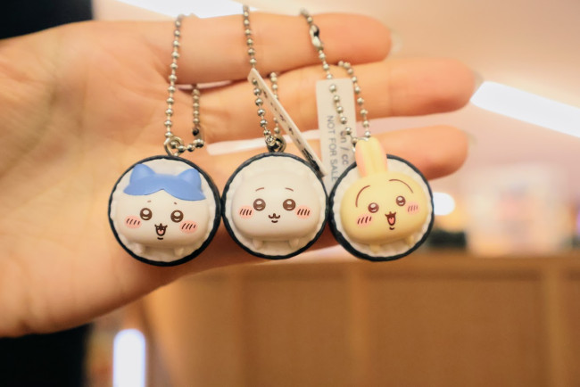 『ちいかわ』×「くら寿司」コラボを発売前にチェック！　寿司姿チャームは後ろ姿まで超かわいい＜実物レポ＞