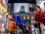 『ブルーマングループ2026新宿公演』ブルーマン×「歌舞伎町BON ODORI」コラボにて
