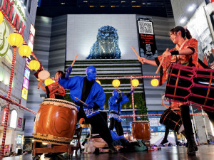 『ブルーマングループ2026新宿公演』ブルーマン×「歌舞伎町BON ODORI」コラボにて