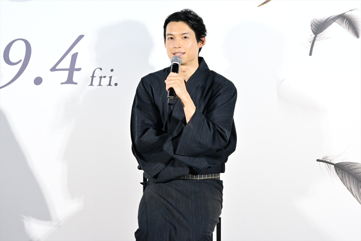 映画『白鳥とコウモリ』松村北斗＆今田美桜が浴衣姿で登場！　二人の「この夏に叶えたい願い事」とは？
