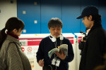 映画『白鳥とコウモリ』（左から）今田美桜、岸善幸監督、松村北斗メイキング写真