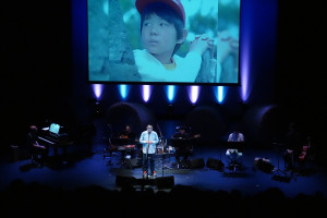「北の国からコンサート 富良野公演」より自ら手掛けた劇伴を演奏するさだまさし