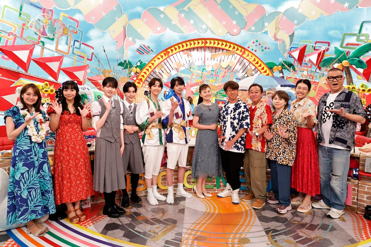 8月20日放送『ミュージックジェネレーション』左から井上清華（フジテレビアナウンサー）、山之内すず、本田高優（Cloud ten）、福間しん（Cloud ten）、高岡ミロ（Lienel）、近藤駿太（Lienel）、南野陽子、大竹一樹（さまぁ～ず）、三村マサカズ（さまぁ～ず）、syudou、横澤夏子、長谷川忍（シソンヌ）
