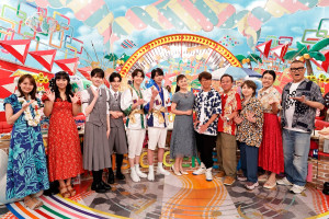 8月20日放送『ミュージックジェネレーション』左から井上清華（フジテレビアナウンサー）、山之内すず、本田高優（Cloud ten）、福間しん（Cloud ten）、高岡ミロ（Lienel）、近藤駿太（Lienel）、南野陽子、大竹一樹（さまぁ～ず）、三村マサカズ（さまぁ～ず）、syudou、横澤夏子、長谷川忍（シソンヌ）