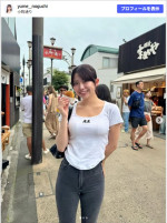 タイトなジーンズ＆Tシャツ姿で鎌倉を散策するミス慶応・野口結夢　※「野口結夢」Instagram