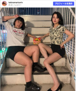 小寺真理（右）、同じ脚が武器の重谷ほたる（左）と美脚共演　※「小寺真理」Instagram