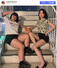 小寺真理（右）、同じ脚が武器の重谷ほたる（左）と美脚共演　※「小寺真理」Instagram
