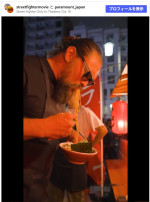 おいしそうにラーメンを食べるジェイソン・モモア　※『Street Fighter』Instagram