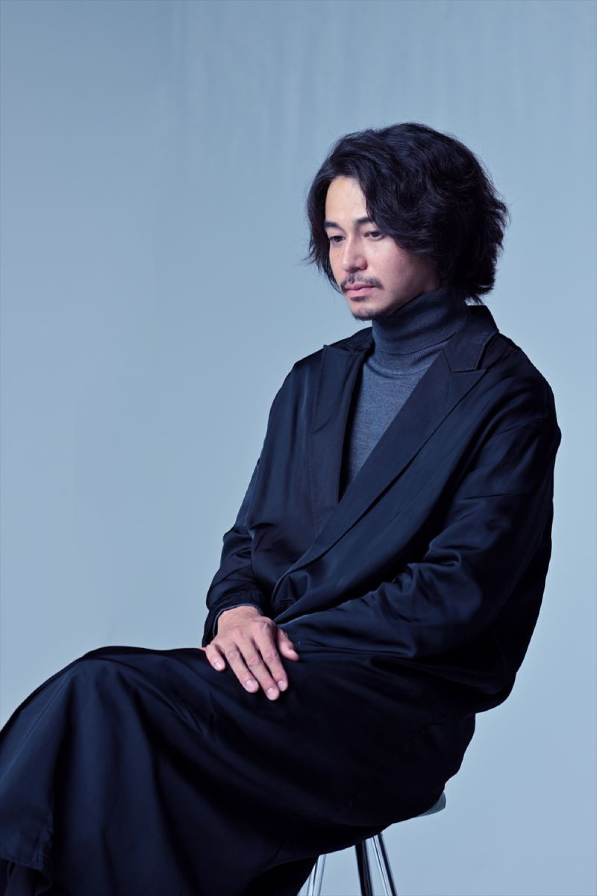 東出昌大、自身が演じるハムレットに「非常に高い親和性を感じます」　栗原英雄と起こす“化学反応”とは