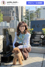 柏木由紀子、爽やかブルーのニットコーデを披露　※「柏木由紀子」Instagram