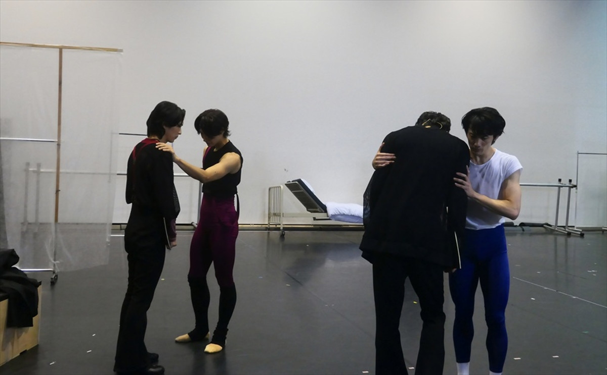 井桁弘恵、バレエダンサーと心寄り添わせ熱演！ 『SWAN -Ballet cross Reading-』稽古場リポート
