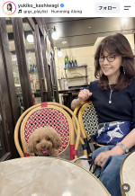 柏木由紀子“大人コーデ”のオフショットを披露　※「柏木由紀子」Instagram