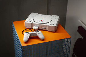初代「PlayStation」がレゴに！　コンソールを開くとジオラマが現れる“隠しコマンド”も用意