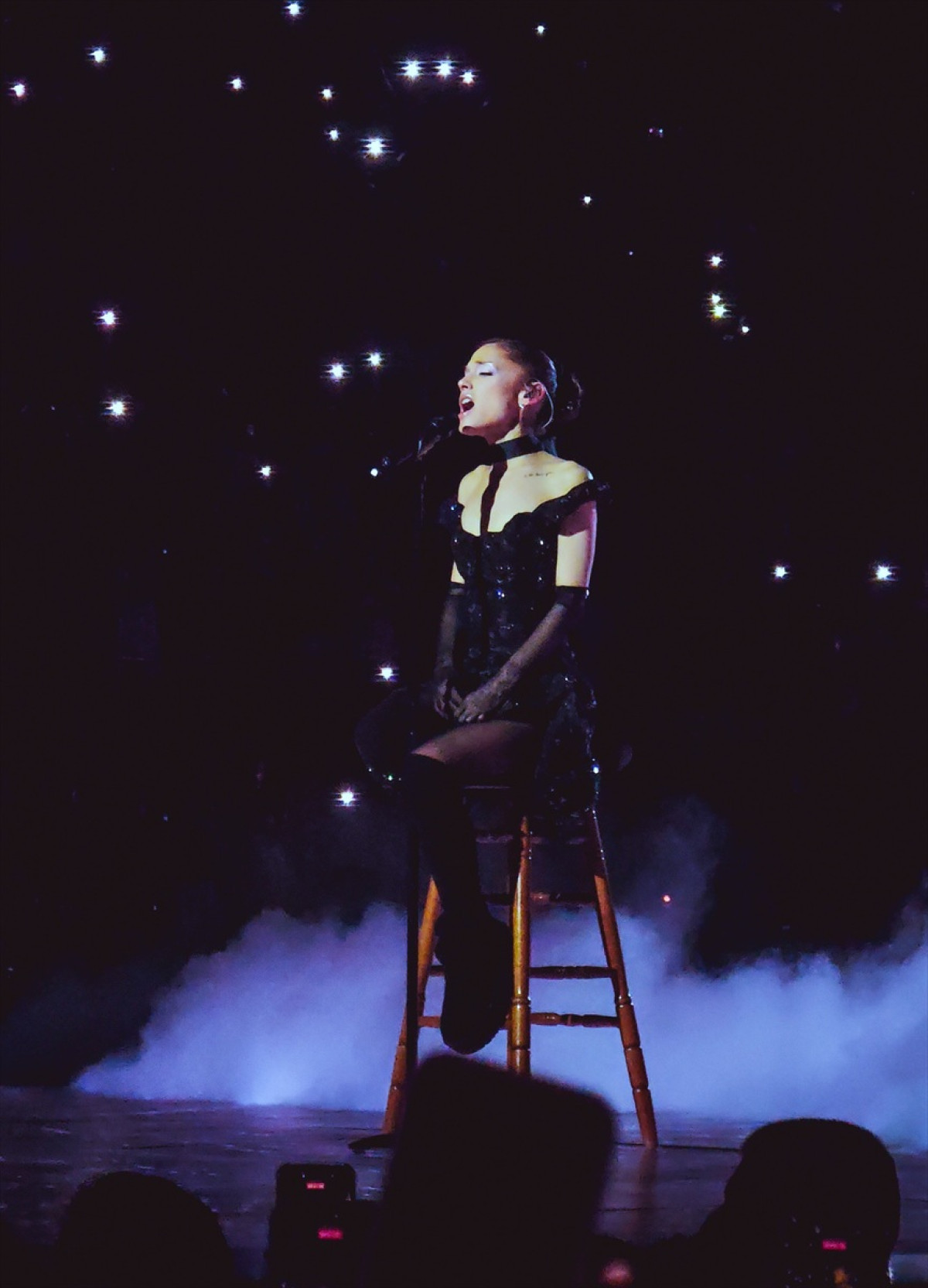 ツアーを終えたアリアナ・グランデ、元バックダンサーの恋人と手をつないでニューヨークに到着