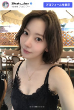 宮脇咲良、暗髪ボブ×黒キャミのオフショット　※「宮脇咲良」Instagram