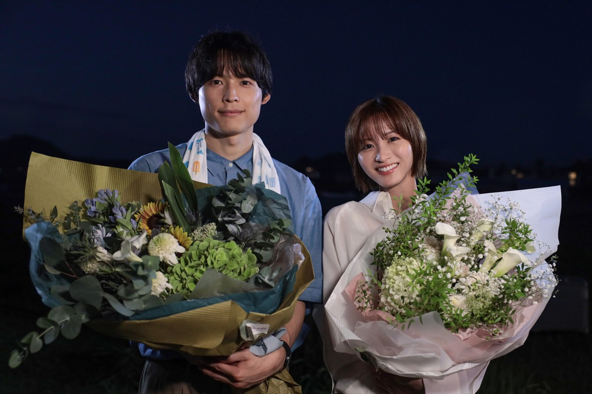 ドラマ『告白－25年目の秘密－』（左から）松村北斗、岡崎紗絵