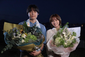 ドラマ『告白－25年目の秘密－』（左から）松村北斗、岡崎紗絵