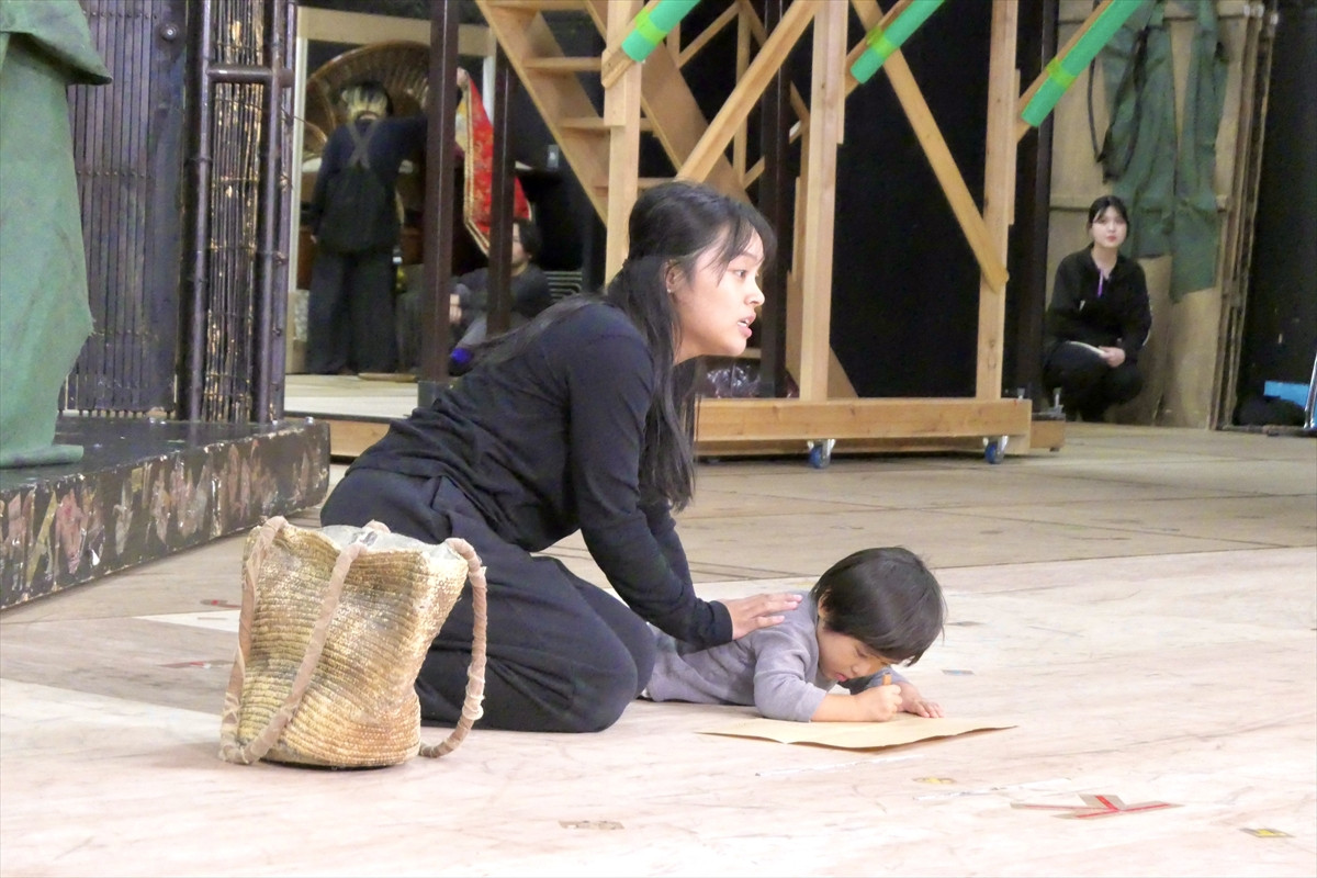 「昔からいるみたいに違和感がない」「面白すぎ」稽古場の桐山照史を駒田一＆東山義久が絶賛！／『ミス・サイゴン』稽古場レポート