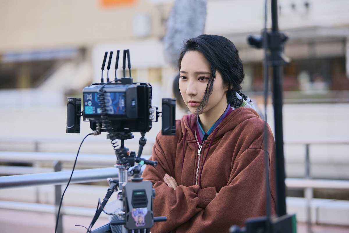 綾瀬はるか主演『ファーストボイス』本気の眼差しと笑顔捉えたメイキングカット一挙解禁
