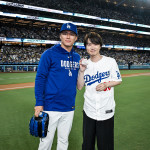 ドジャー・スタジアムで行われた『ゴジラ-0.0』ナイト始球式より（左から）山本由伸投手、神木隆之介
