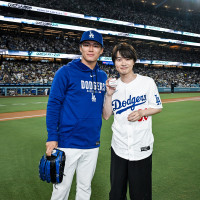 ドジャー・スタジアムで行われた『ゴジラ-0.0』ナイト始球式より（左から）山本由伸投手、神木隆之介